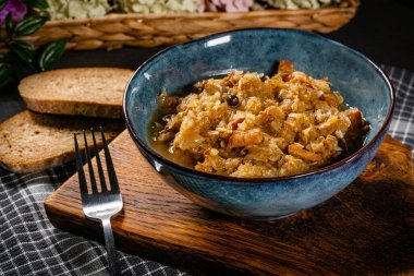 Domuz eti, sosis ve mantarlı lahana yahnisi. Bigos - geleneksel Polonya mutfağı.