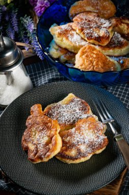 Elma, süt ve undan yapılmış tatlı krepler (racuchy).