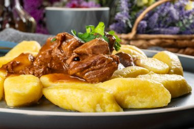 Patates köftesiyle servis edilen et yahnisi. Sığ alan derinliği.