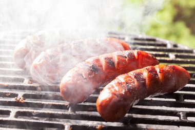 Izgarada ızgara sosis. Seçici odak.