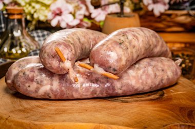 Kesme tahtasında çiğ beyaz sosis. Seçici odak.