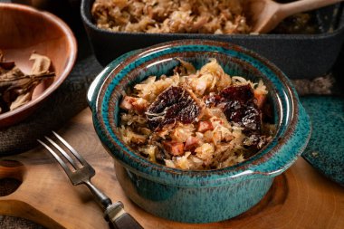 Domuz eti, sosis ve mantarlı lahana yahnisi. Bigos - geleneksel Polonya mutfağı.