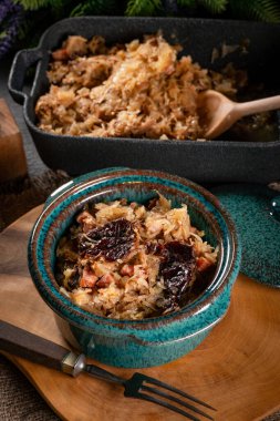 Domuz eti, sosis ve mantarlı lahana yahnisi. Bigos - geleneksel Polonya mutfağı.