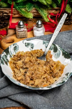 Domuz eti, sosis ve mantarlı lahana yahnisi. Bigos - geleneksel Polonya mutfağı.