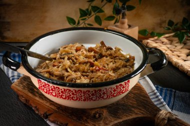 Domuz eti, sosis ve mantarlı lahana yahnisi. Bigos - geleneksel Polonya mutfağı.