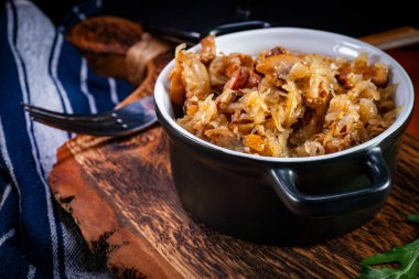 Domuz eti, sosis ve mantarlı lahana yahnisi. Bigos - geleneksel Polonya mutfağı.