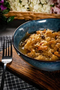 Domuz eti, sosis ve mantarlı lahana yahnisi. Bigos - geleneksel Polonya mutfağı.