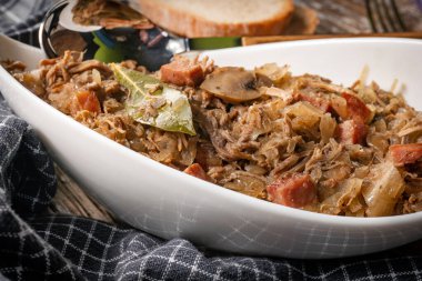 Bigos. Etli lahana turşusu, kurutulmuş mantar ve sosis. Geleneksel Polonya mutfağı..