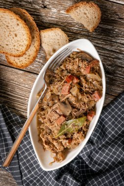 Bigos. Etli lahana turşusu, kurutulmuş mantar ve sosis. Geleneksel Polonya mutfağı..