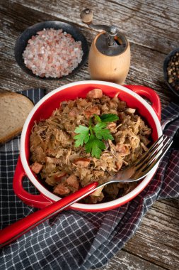 Bigos. Etli lahana turşusu, kurutulmuş mantar ve sosis. Geleneksel Polonya mutfağı..