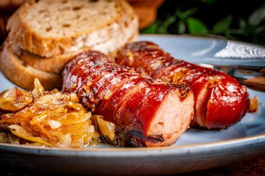 Tabakta soğanlı kızarmış sosis. Sığ alan derinliği.