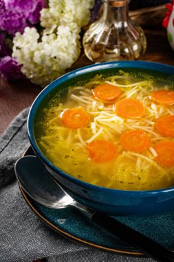 Erişteli tavuk çorbası. Seçici odak.