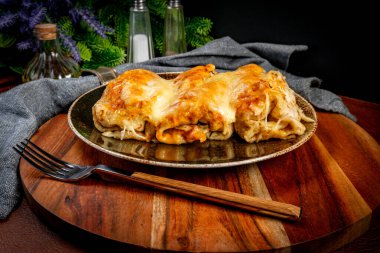 Peynirli krep dolması. Sığ alan derinliği