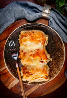 Peynirli krep dolması. Sığ alan derinliği