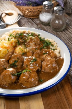 Mantar soslu kıymalı köfte, haşlanmış bulgur ile servis edilir..