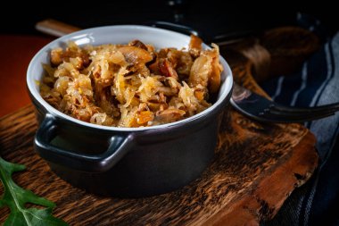 Domuz eti, sosis ve mantarlı lahana yahnisi. Bigos - geleneksel Polonya mutfağı.