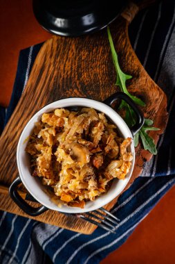 Domuz eti, sosis ve mantarlı lahana yahnisi. Bigos - geleneksel Polonya mutfağı.