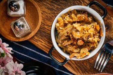 Domuz eti, sosis ve mantarlı lahana yahnisi. Bigos - geleneksel Polonya mutfağı.