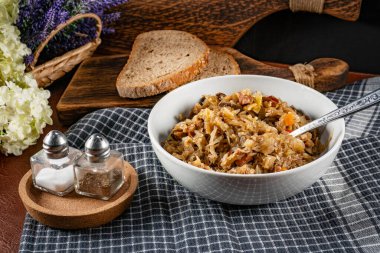 Bigos - geleneksel Polonya Paskalyası ve Noel yemeği. Bigos beyaz kasede. Seçici odak.