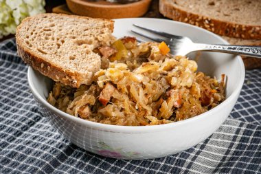 Bigos - geleneksel Polonya Paskalyası ve Noel yemeği. Bigos beyaz kasede. Seçici odak.