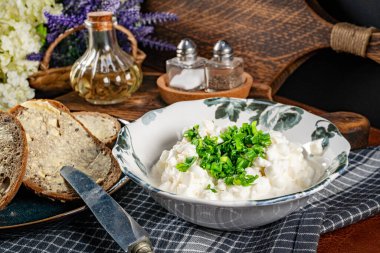 Süzme peynirli ve yeşil soğanlı bir dilim ekmek. Sığ alan derinliği.