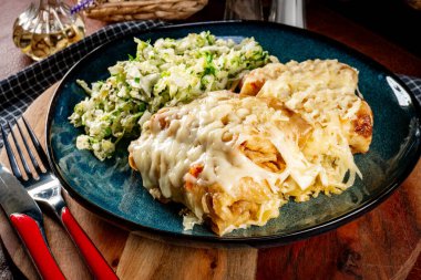 Peynir battaniyesinin altına doldurulmuş krep. Seçici odak.