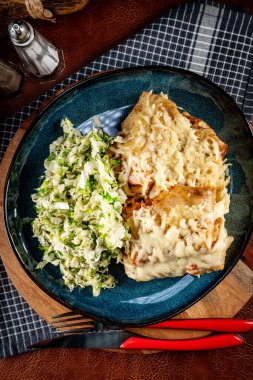 Peynir battaniyesinin altına doldurulmuş krep. Seçici odak.