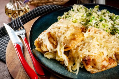 Peynir battaniyesinin altına doldurulmuş krep. Seçici odak.