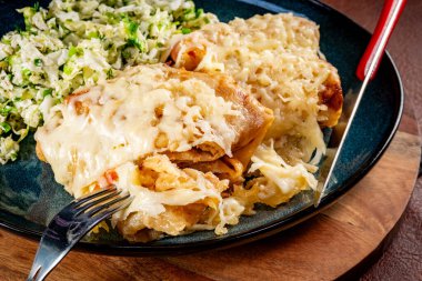 Peynir battaniyesinin altına doldurulmuş krep. Seçici odak.