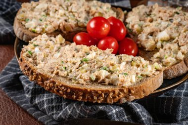 Köy tahtasında taze ev yapımı ton balığı ezmeli sandviçler..