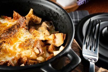 Ahşap masada nefis güveç ile ramekin.