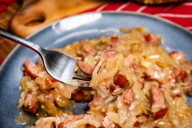 Sosisli soğan ve dilimlenmiş ekmek. Sığ alan derinliği.