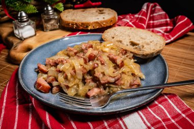 Sosisli soğan ve dilimlenmiş ekmek. Sığ alan derinliği.