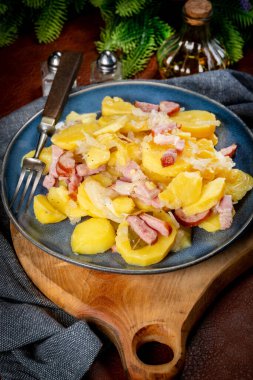 Geleneksel bir Polonya yemeği (pieczonki, prazonki, duszonki) - füme domuz pastırması, sosis ve soğanlı haşlanmış patates.