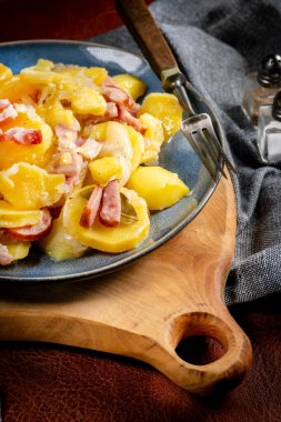 Geleneksel bir Polonya yemeği (pieczonki, prazonki, duszonki) - füme domuz pastırması, sosis ve soğanlı haşlanmış patates.