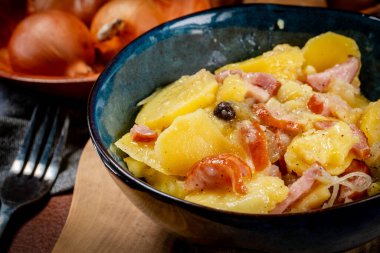 Geleneksel bir Polonya yemeği (pieczonki, prazonki, duszonki) - füme domuz pastırması, sosis ve soğanlı haşlanmış patates.