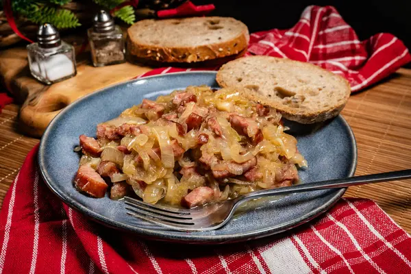 Sosisli soğan ve dilimlenmiş ekmek. Sığ alan derinliği.
