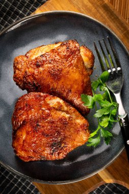 Bir tabakta iki parça kızarmış tavuk..