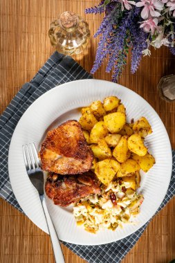 Kızarmış tavuk ve fırında patates. Seçici odak.