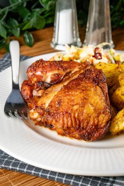 Kızarmış tavuk ve fırında patates. Seçici odak.