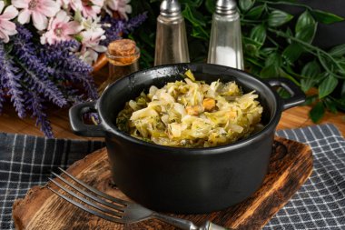 Soğan ve grev ile pişirilmiş lahana en popüler yemeklerden biridir..