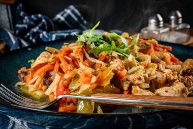 Sebzeli kızarmış tavuk parçaları..