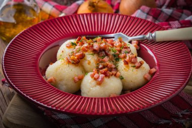 Pastırma, soğan ve bir plaka üzerinde ham patates köfte.