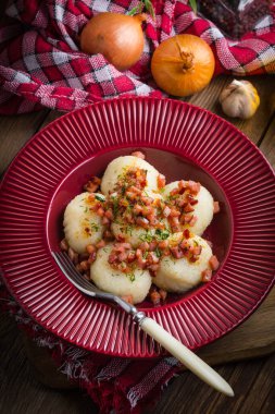 Pastırma, soğan ve bir plaka üzerinde ham patates köfte.