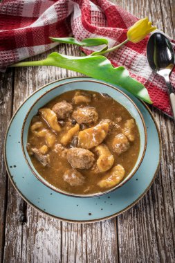 Soslu köfte ve makarna. Seçici odak.