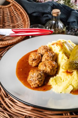 Ev yapımı hızlı yemek. Köfte, domuz eti ve üzerine kırmızı biber sosu sürülmüş patates püresi. Seçici odak.