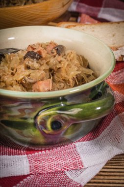 Bigos - etli lahana, kurutulmuş mantar ve füme sosis. Geleneksel Polonya mutfağı..