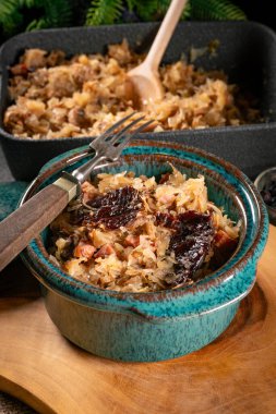 Domuz eti, sosis ve mantarlı lahana yahnisi. Bigos - geleneksel Polonya mutfağı.