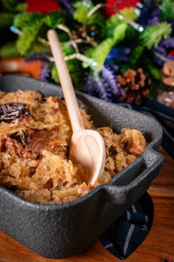 Domuz eti, sosis ve mantarlı lahana yahnisi. Bigos - geleneksel Polonya mutfağı.