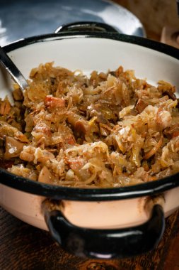 Domuz eti, sosis ve mantarlı lahana yahnisi. Bigos - geleneksel Polonya mutfağı.